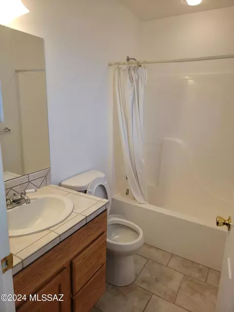 Bath - 1636 N Circle I Rd, Willcox, AZ 85643 photo 4 of 4