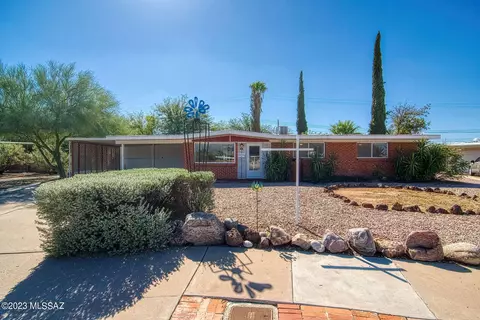 802 N Duffy Pl, Tucson, AZ 85711