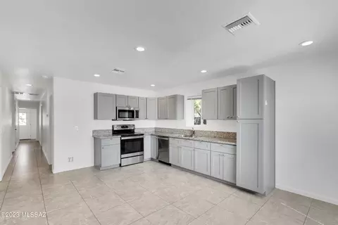 233 E Lester St, Tucson, AZ 85705 photo 4