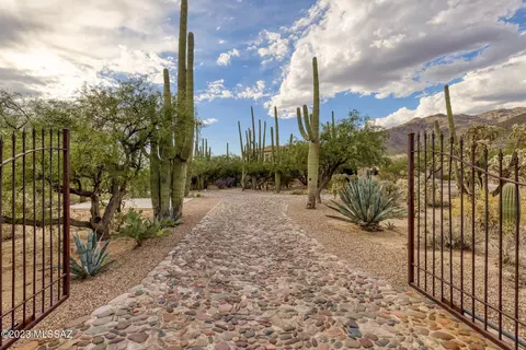 4945 N Avenida De Suzenu, Tucson, AZ 85749