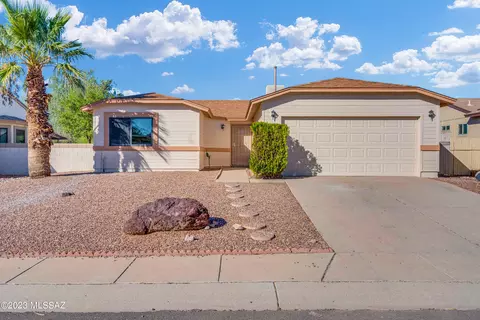 5841 N Moonbrook Rd, Tucson, AZ 85741