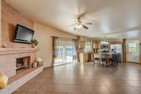 8902 E Maple Leaf Dr, Tucson, AZ 85710 photo 6