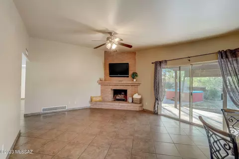 8902 E Maple Leaf Dr, Tucson, AZ 85710 photo 5