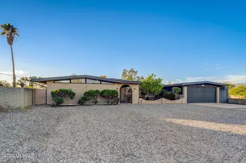 8902 E Maple Leaf Dr, Tucson, AZ 85710 photo 2