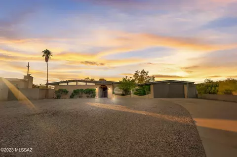 8902 E Maple Leaf Dr, Tucson, AZ 85710