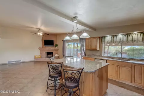 8902 E Maple Leaf Dr, Tucson, AZ 85710 photo 4
