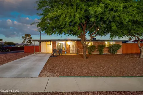 6601 E Calle Herculo, Tucson, AZ 85710