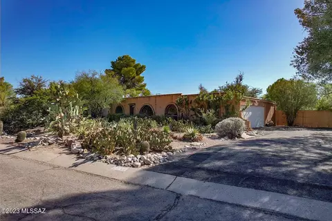 1261 W Whispering Hills Dr, Tucson, AZ 85704