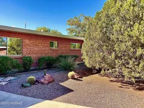 2142 E La Madera Dr, Tucson, AZ 85719