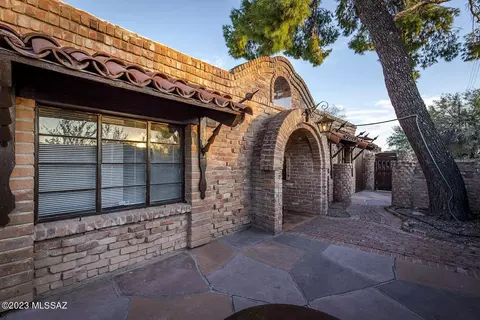 1302 E Roger Rd, Tucson, AZ 85719