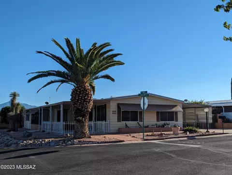 201 W Cumaro Dr, Green Valley, AZ 85614