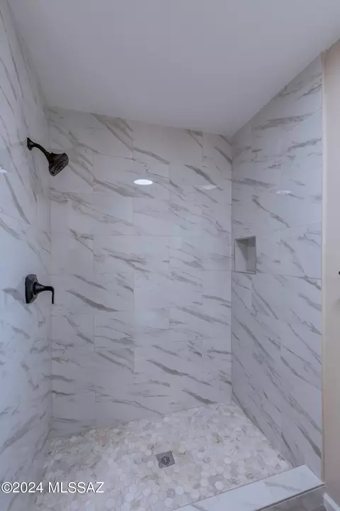 Bath - 4318 E Cooper Cir, Tucson, AZ 85711 photo 3 of 4