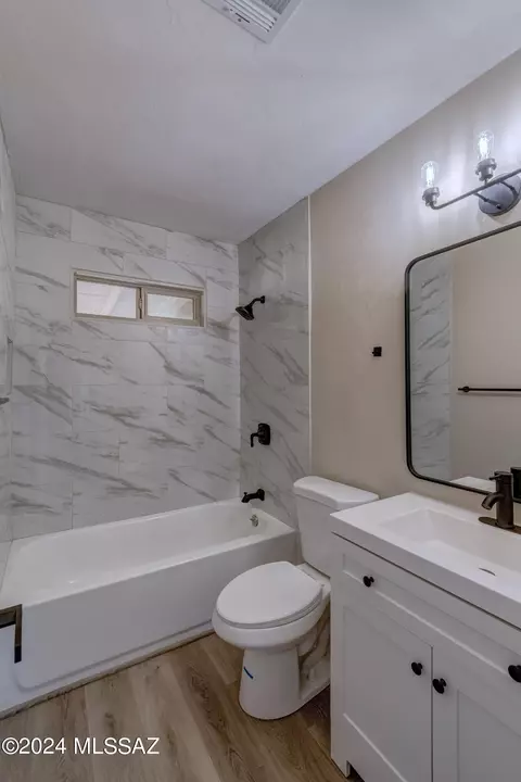 Bath - 4318 E Cooper Cir, Tucson, AZ 85711 photo 2 of 4