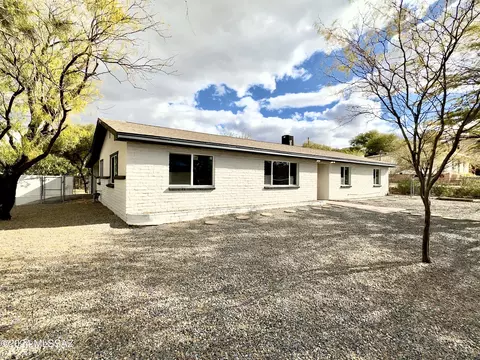 880 N Camino Santiago, Tucson, AZ 85745