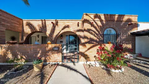 242 W Los Robles, Green Valley, AZ 85614