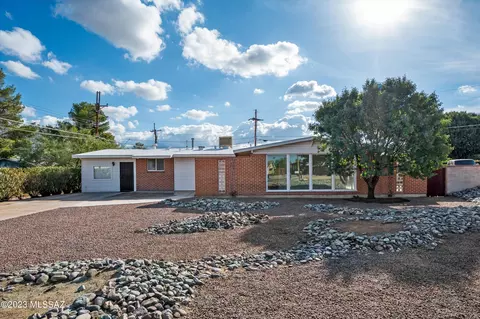8542 E Desert Steppes Dr, Tucson, AZ 85710