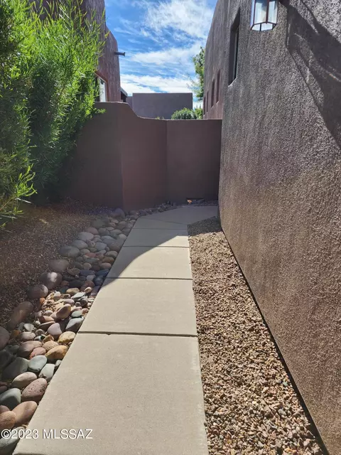 7664 E Sierra Park Loop, Tucson, AZ 85710 photo 2