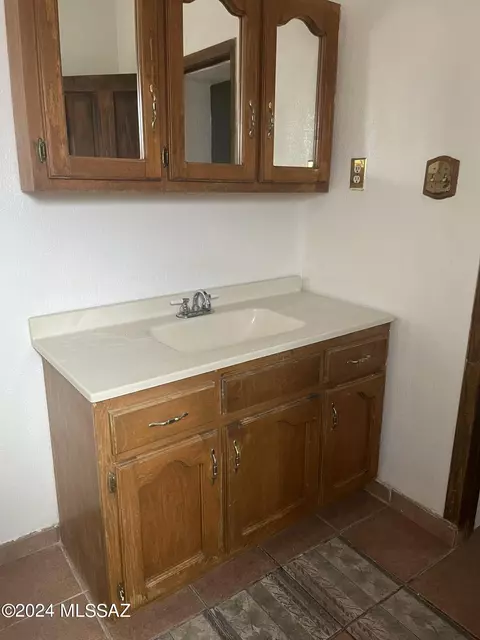 Bath - 1007 4th St, Douglas, AZ 85607 photo 2 of 4