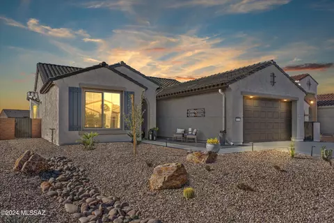 1374 E Claystone Dr, Green Valley, AZ 85614