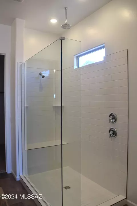 Bath - 17646 S Ridgerunner Dr, Vail, AZ 85641 photo 2 of 3
