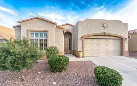 697 W Shadow Wood St, Green Valley, AZ 85614
