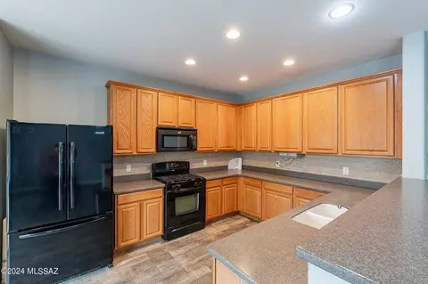 Kitchen - 6979 S Catchfly Ct, Tucson, AZ 85756 photo 2 of 2