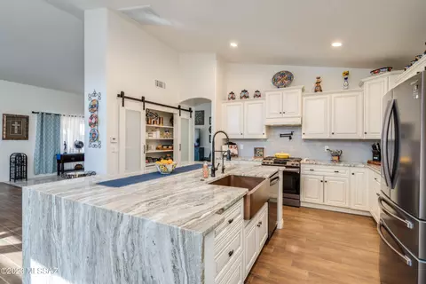 2390 E Bluejay Bluff Ln, Green Valley, AZ 85614