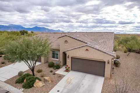 797 N Broken Hills Dr, Green Valley, AZ 85614