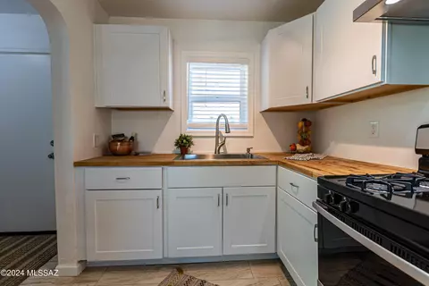 Kitchen - 4244 E Seneca St, Tucson, AZ 85712 photo 5 of 8