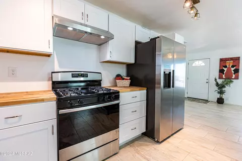 Kitchen - 4244 E Seneca St, Tucson, AZ 85712 photo 7 of 8