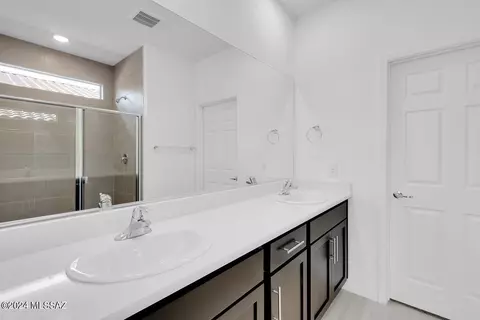 Bath - 12728 E Lightning Ranch Ln, Vail, AZ 85641 photo 1 of 3