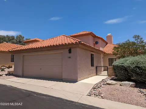 6018 N Moon Crest Dr, Tucson, AZ 85718