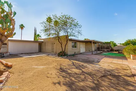 8955 E Maple Leaf Dr, Tucson, AZ 85710 photo 2