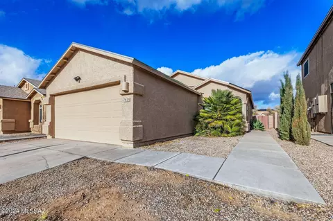7825 S Sentinal Stone Dr, Tucson, AZ 85756