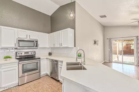 10478 E Dusky Willow Dr, Tucson, AZ 85747