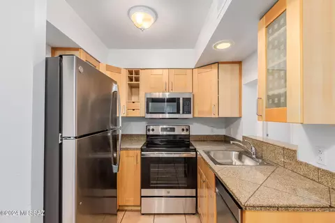 1810 E Blacklidge Dr #405, Tucson, AZ 85719