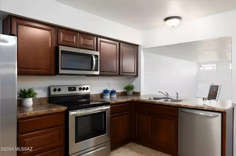 1049 N Bedford Dr, Tucson, AZ 85710