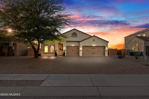 560 S Courts Redford Dr, Vail, AZ 85641