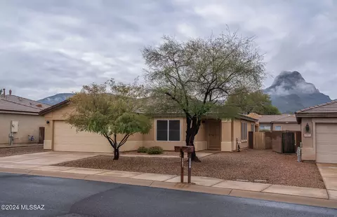 8201 N Stonehill Dr, Tucson, AZ 85743