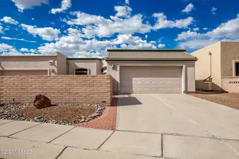 682 W Waterview Dr, Green Valley, AZ 85614