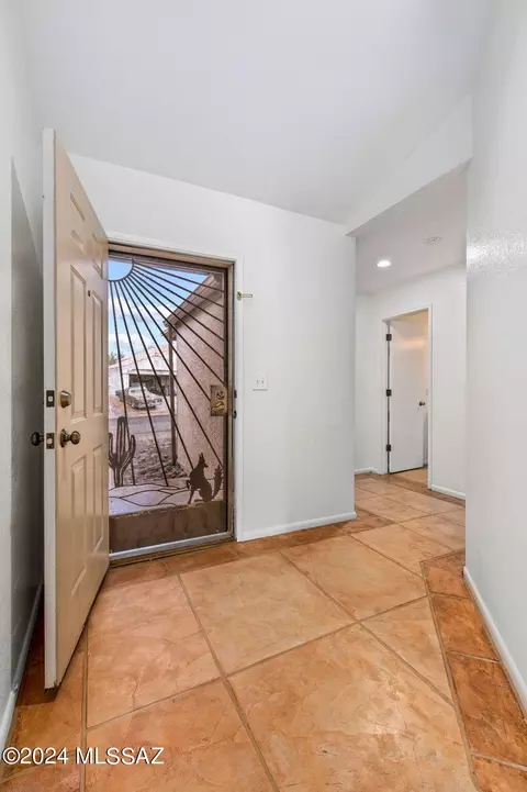 9012 N Eaglestone Loop, Tucson, AZ 85742 photo 4