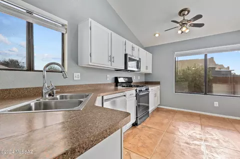 9012 N Eaglestone Loop, Tucson, AZ 85742 photo 14