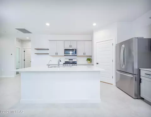 12807 E Joffroy Dr, Vail, AZ 85641