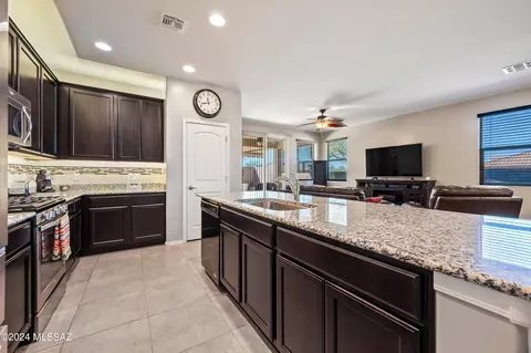 Kitchen - 5172 E Arguedas Way, Tucson, AZ 85756 photo 2 of 5