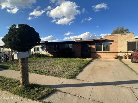 6573 E Hawk Dr, Tucson, AZ 85730 photo 2