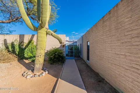 8721 E Placita Bolivar, Tucson, AZ 85715