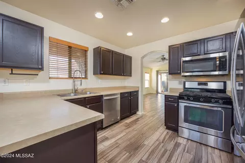 5865 E Chaucers Dr, Tucson, AZ 85756 photo 2