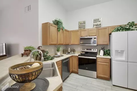 Kitchen - 4131 E Coolbrooke Dr, Tucson, AZ 85756 photo 2 of 4