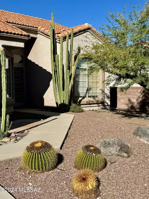 10665 E Barclay Park Loop, Tucson, AZ 85748