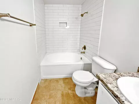 Bath - 10035 E Gray Hawk Dr, Tucson, AZ 85730 photo 2 of 3